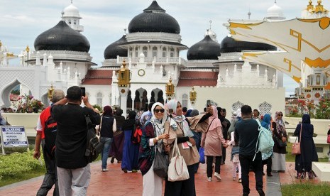 Sejumlah wisatawan kapal pesiar MV Costa Victoria mengunjungi Masjid Raya Baiturrahman di Banda Aceh, Senin (27/11). 