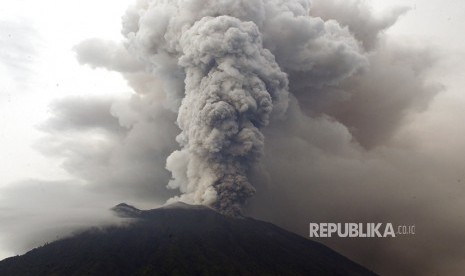 Pemandangan Gunung Agung saat memuntahkan asap dan abu vulkanis di Karangasem, Bali, Selasa (28/11).   