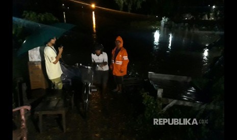 Tim tanggap bencana meminta warga untuk segera pindah ke tempat yang lebih aman menyusul meluapnya sungai Bengawan Solo.