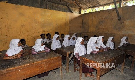 Sejumlah murid SD Negeri Sadah di Kampung Kaserangan, Ciruas, Banten, Rabu (29/11). 