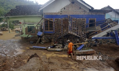 Warga memeriksa rumahnya yang porak-poranda diterjang banjir bandang di Pacitan, Jawa Timur, Rabu (29/11).