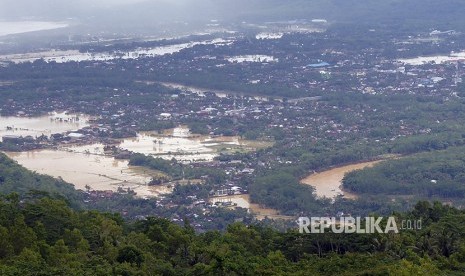 Pemandangan saat banjir merendam sejumlah desa dan kelurahan termasuk pusat Kota Pacitan, Jawa Timur, Rabu (29/11). 