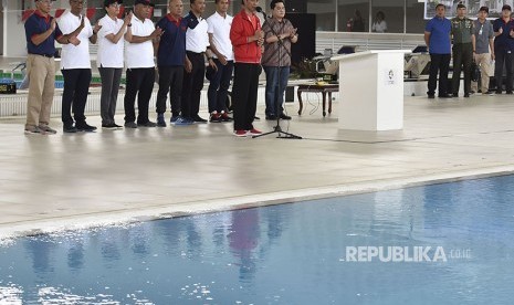 Presiden Joko Widodo (tengah) meresmikan Stadion Aquatik di Kompleks Gelora Bung Karno, Jakarta, Sabtu (2/12).