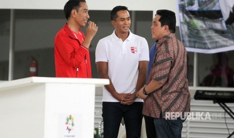 Presiden Joko Widodo bersama Ketua Umum Persatuan Renang Seluruh Indonesia Anindya Bakrie (tengah)  dan Ketua Pelaksana INASGOC Erick Thohir (kanan) saat  meninjau stadion aquatik saat peresmiaan empat venue Asian Games di Kompleks Gelora Bung Karno, Jakarta, Sabtu (2/12).