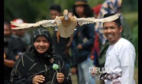 Sejumlah tamu, belajar melepaskan itik, pada rangkaian kegiatan Payakumbuh Botuang Festival, di Ampangan, Payakumbuh, Sumatera Barat, Sabtu (2/12). 