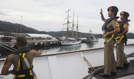 Taruna AAL tingkat III angkatan 64 melambaikan tangan saat peran parade lambung kiri ketika kapal tiang tinggi tersebut bertolak dari Sabang, Aceh, Senin (4/12).