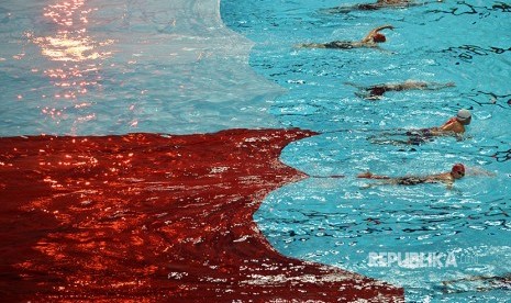 Perenang mengibarkan bendera merah putih ketika pembukaan CIMB Niaga Indonesia Open Aquatic Championship di Stadion Aquatic Gelora Bung Karno, Senayan, Selasa (5/12). 