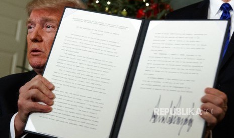 US President Donald Trump holds up a signed proclamation recognizing Jerusalem as the capital of Israel in the Diplomatic Reception Room of the White House, Wednesday (Dec. 6), in Washington.