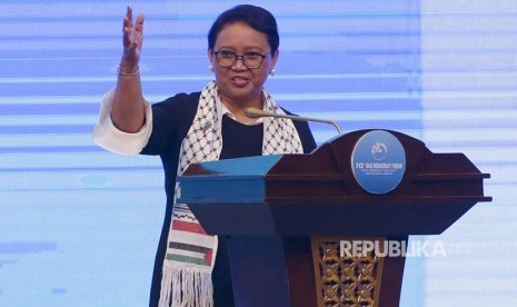 Menteri Luar Negeri Retno LP Marsudi mengenakan syal bergambar bendera Palestina dan Indonesia pada pembukaan Bali Democracy Forum Ke- 10 di Indonesia Convention Exebation (ICE) Serpong, Banten Kamis (7/12).