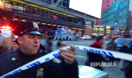 Polisi mengamankan lokasi ledakan di terminal bus Port Authority di dekat Times Square, Manhattan, New York, Amerika Serikat, Senin (11/12).