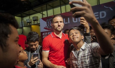 Pemain baru Bali United, Ilija Spasojevic (tengah).