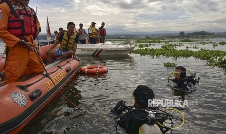 Tim SAR Gabungan melakukan pencarian korban perahu tenggelam di Waduk Cirata, Maniis, Purwakarta, Jawa Barat, Jumat (22/12). 