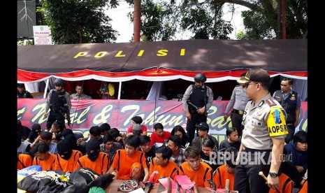 Puluhan anggota geng motor yang diamankan Polres Sukabumi Kota. Para anak milenial mantan berandalan geng motor itu kini diberi pelatihan  di rumah kreatif milenial.