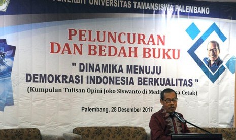  Joko Siswanto penulis buku berjudul “Dinamika Menuju Demokrasi Indonesia Berkualitas” menyampaikan sambutannya pada peluncuran dan bedah buku yang berlangsung Kamis (28/12).