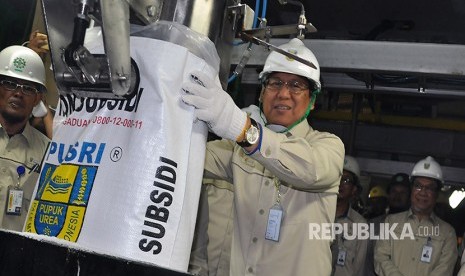 Direktur Utama PT Pupuk Sriwidjaja (Pusri) Mulyono Prawiro, Jumat (29/12) di komplek pabrik pupuk Pusri melakukan pengantongan terakhir produksi pupuk urea untuk 2017.