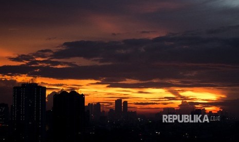 Suasana matahari tenggelam (sunset) di kawasan Ibu Kota Jakarta, Ahad (31/12). 