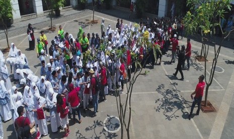 180 siswa dari sekolah di Jakarta dan Depok yaitu SMPN 208 Jakarta, SMP Garuda Cendekia, SMPN 14 Depok dan Madrasah Tsanawiyah 39 Jakarta didampingi sekitar 70 relawan Home Credit Indonesia bersiap-siap dalam amazing race yaitu berlomba menjelajahi museum dan berkompetisi memecahkan rahasia terkait sejarah bangsa