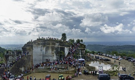 Wisatawan menikmati suasana sore di atas Tebing Breksi, Sleman, DI Yogyakarta, Senin (1/1). 