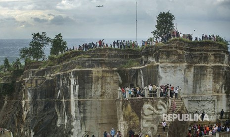 Wisatawan menikmati suasana sore di atas Tebing Breksi, Sleman, DI Yogyakarta, Beberapa destinasi wisata yang dikelola Pemkab Sleman, DI Yogyakarta, termasuk Tebing Breksi, ditutup untuk sementara.