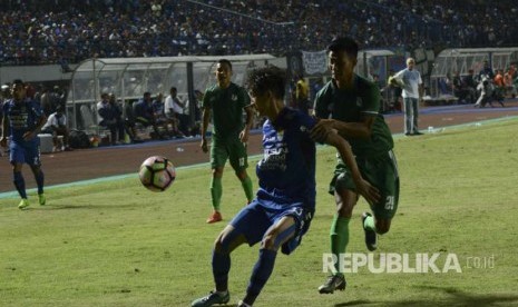 Pesepakbola Persib Bandung Inkyun Oh (tengah) berebut bola dengan pesepakbola PSMS Medan Suhandi (kanan) pada laga lanjutan Grup A Piala Presiden 2018 di Stadion Gelora Bandung Lautan Api, Bandung, Jawa Barat, Minggu (21/1).