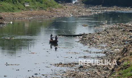 Pemandangan Sungai Citarum saat sedang surut di kawasan Dayeuhkolot-Baleendah, Kabupaten Bandung, Kamis (25/1).                               