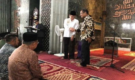 Sinar Mas wakafkan mushaf Alquran untuk Masjid Al Markaz Al Islami.