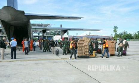  Bantuan TNI untuk mempercepat penyembuhan penderita gizi buruk maupun campak di Kabupaten Asmat, Papua.