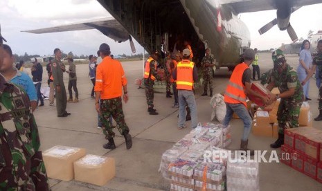  Bantuan TNI untuk mempercepat penyembuhan penderita gizi buruk maupun campak di Kabupaten Asmat, Papua.