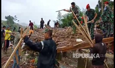 TNI warga yang terkena peristiwa gempa di Lebak Provinsi Banten beberaoa waktu lalu (ilustrasi)