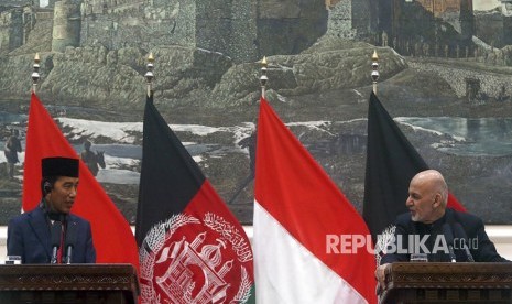  Presiden Jokowi bersama Presiden Afghanistan Ashraf Ghani saat konferensi pers di Istana Presiden, Kabul, Senin (29/1).