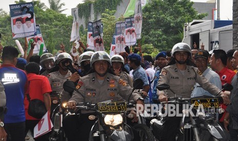 Suasana di luar hotel pada saat pengundian nomor urut pasangan calon (paslon) Gubernur – Wakil Gubernur Sumatera Selatan (Sumsel) pilkada 2018, Selasa (13/2) yang dilaksanakan KPU Sumsel.