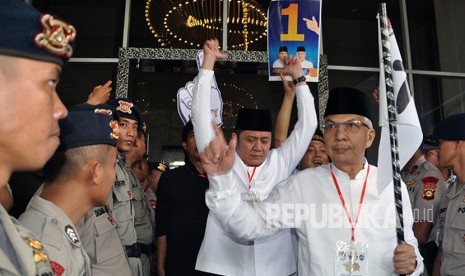 Paslon Gubernur – Wakil Gubernur Sumsel dengan nomor urut satu Herman Deru – Mawardi Yahya meninggalkan tempat acara pengundian di sebuah hotel, Selasa (13/2). 