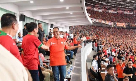 Jokowi salami Anies Baswedan saat Persija ungguli Bali United di Stadion Gelora Bung Karno (GBK), Sabtu (17/2).