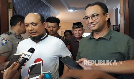 Gubernur DKI Jakarta Anies Baswedan mengunjungi penyidik KPK Novel Baswedan, di kediamannya di daerah Kelapa Gading, Jakarta Utara, Ahad (25/2)