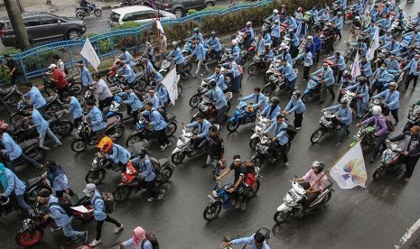 Gabungan mahasiswa provinsi Riau mendorong kendaraan bermotor mereka ketika melakukan unjuk rasa ke Gedung DPRD Riau, di Pekanbaru, Riau, Senin (5/3).