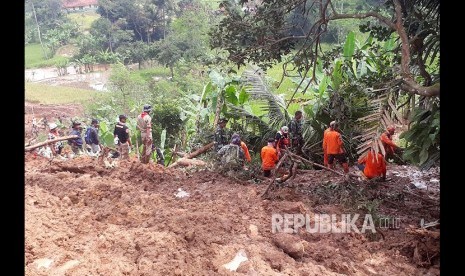 Tim gabungan BPBD Bandung Barat, Basarnas, Relawan dan TNI masih melakukan pencarian terhadap korban kedua longsor di Kampung Bonjot, Desa Buninagara, Selasa (6/3).