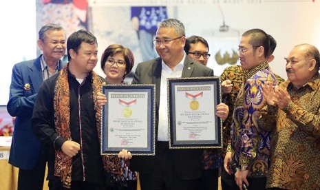  Menteri Desa, Pembangunan Daerah Tertinggal dan Transmigrasi Eko Putro Sandjojo (tengah) menerima piagam rekor MURI di Jakarta, Kamis (8/3) malam.