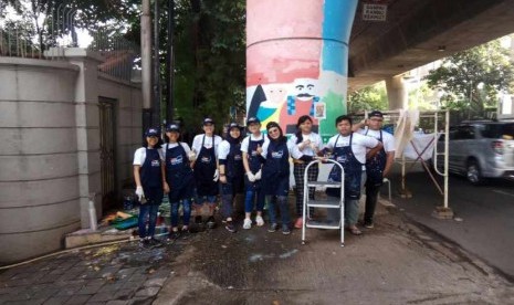 Siswa ekskul Seni Rupa SMAN 3 hari ini menyelesaikan lomba melukis Mural di tembok jalan layang Antasari Jaksel. 