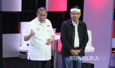 Pasangan Deddy Mizwar dan Dedi Mulyadi menyampaikan paparannya saat Debat Publik Pertama Pilgub Jawa Barat 2018 bersama empat pasangan calon gubernur dan wakil gubernur Jawa Barat, di Gedung Sabuga, Kota Bandung, Senin (12/3).