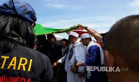 Jenazah Wulan Mayasari, istri kedua Opick, pelantun tembang 'Tombo Ati' telah datang dan dikebumikan di TPU Semper, Cilincing Jakarta Utara, Senin (19/3) pukul 10.30 WIB.    