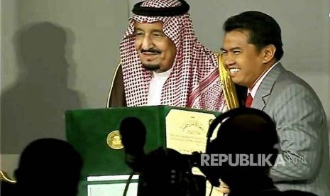   Ilmuwan Indonesia, Prof. Dr. Irwandi Jaswir berhasil menyabet penghargaan bergengsi di dunia Arab dan Islam 'King Faisal International Prize 2018' dalam kategori Pelayanan Kepada Islam (Service to Islam) yang disampaikan langsung oleh Raja Salman bin Abdul Aziz Al Saud dalam sebuah acara megah yang diselenggarakan di Hotel Faisaliyah, Riyadh, pada Senin (26/3) malam.