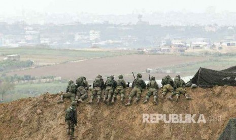 Ratusan personil militer zionis Israel, Jumat (30/3), berkumpul di sekitar perbatasan dengan peralatan militer lengkap.