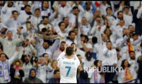 Cristiano Ronaldo menyapa fans Real Madrid usai laga melawan Juventus pada laga leg kedua babak perempatfinal Liga Champions Eropa, di Stadion Santiago Bernabeu, Kamis (12/4) dini hari WIB.