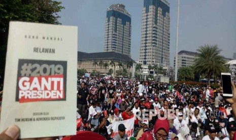 Beredar Buku Panduan Relawan #2019GantiPresiden di  Aksi Penyampaian Aspirasi Pilpres 2019 dan Deklarasi Relawan Ganti Presiden 2019 di Seputaran Patung Kuda Arjuna Wiwaha, Jalan Medan Merdeka Barat, Jakarta Pusat, Ahad, (6/5). 