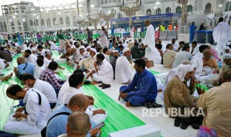 Suasana berbuka puasa bersama di Masjidil Haram beberapa tahun lalu. Arab Saudi Larang Penggalangan Dana Buka Puasa di Masjid