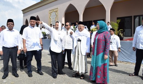  Menteri BUMN Rini Soemarno bersama Ketua MUI KH. Ma'ruf Amin usai menandatangani prasasti pembangunan Masjid Agung Penata di Serang, Banten, Kamis (24/5). 