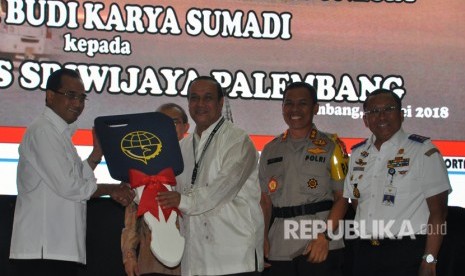 Menteri Perhubungan (Menhub) Budi Karya Sumadi, Sabtu (26/5) di kampus Universitas Sriwijaya (Unsri) Bukit Besar memberikan bantuan dua uni bus kepada Rektor Unsri Anis Saggaff. Menhub secara simbolis menyerahkan replika kunci bus. 