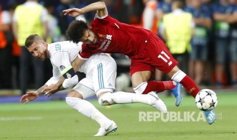 Penyerang Liverpool FC Mohamed Salah mengalami cedera bahu pada menit ke-25, setelah berjibaku dengan bek Real Madrid, Sergio Ramos.