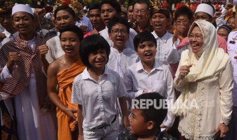 Walikota Surabaya Tri Rismaharini (kanan) menyapa sejumlah anak yang mengikuti upacara hari jadi Kota Surabaya ke-725 di Taman Surya, Surabaya, Jawa Timur, Kamis (31/5). 