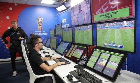 Ruang operasi video Video Assistant Referee (VAR) - ilustrasi